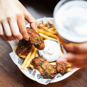 Lees meer over het artikel Pittige Indische kip met seroendeng